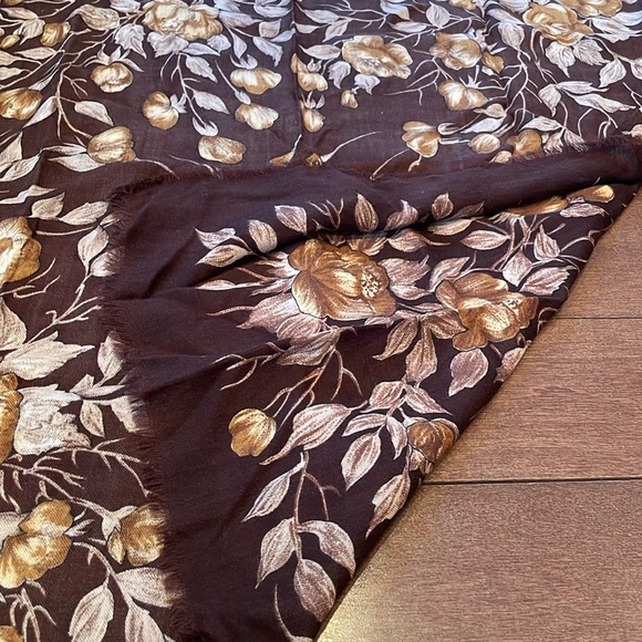 Shades of Brown flower scarf - Picture 3 of 4